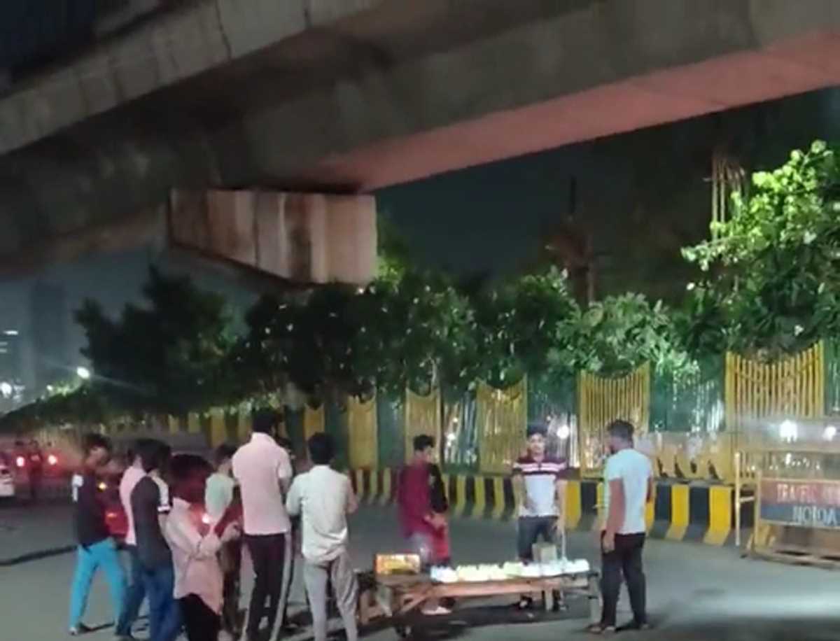 नोएडा में बीच सड़क पर मेज लगाकर मनाया बर्थडे, पुलिस ने चार को पकड़ा